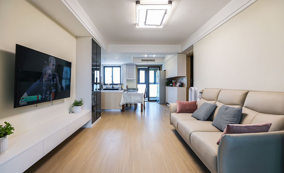  客厅是一家人活动频率最高的区域，要求宽阔、明亮，储物空间