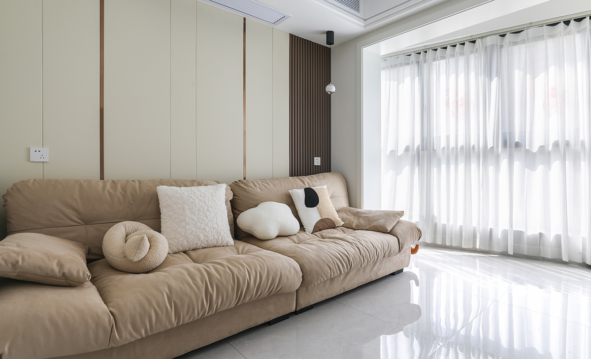 由于整体装修风格颜色以白色为主为此沙发背景墙采用了木格栅以及硬包搭配来装饰为整体装修色彩上加了一笔重色让整体画面更加稳重和协调。
