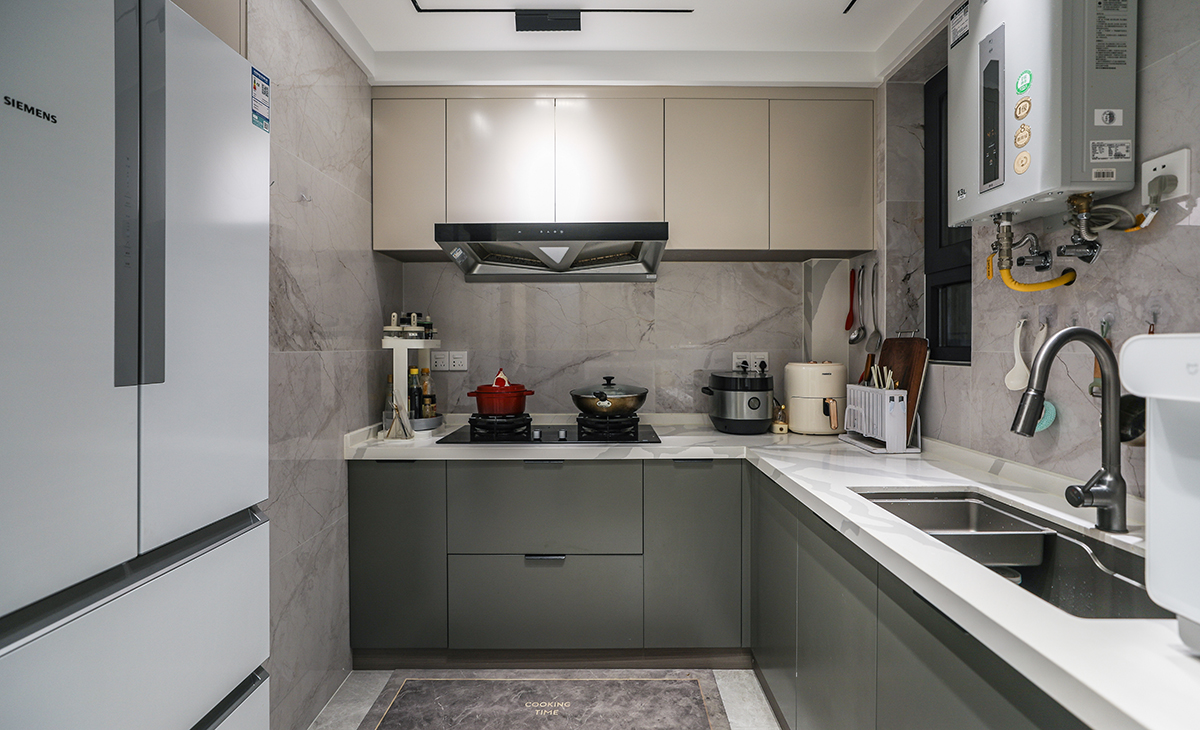 　厨房U字型厨柜加岛台设计，满足了取、洗、切、炒、摆的操作流程。使小小的厨房的收纳空间也大大提升。