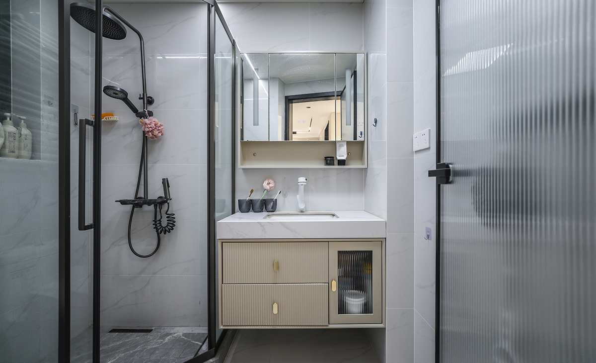 卫生间里容易积聚潮气，所以通风特别关键。钻石形淋浴房靠窗摆放，两侧分别放置马桶、台盆。小卫生间要把活动空间集中在一起，让动线变的更流畅。