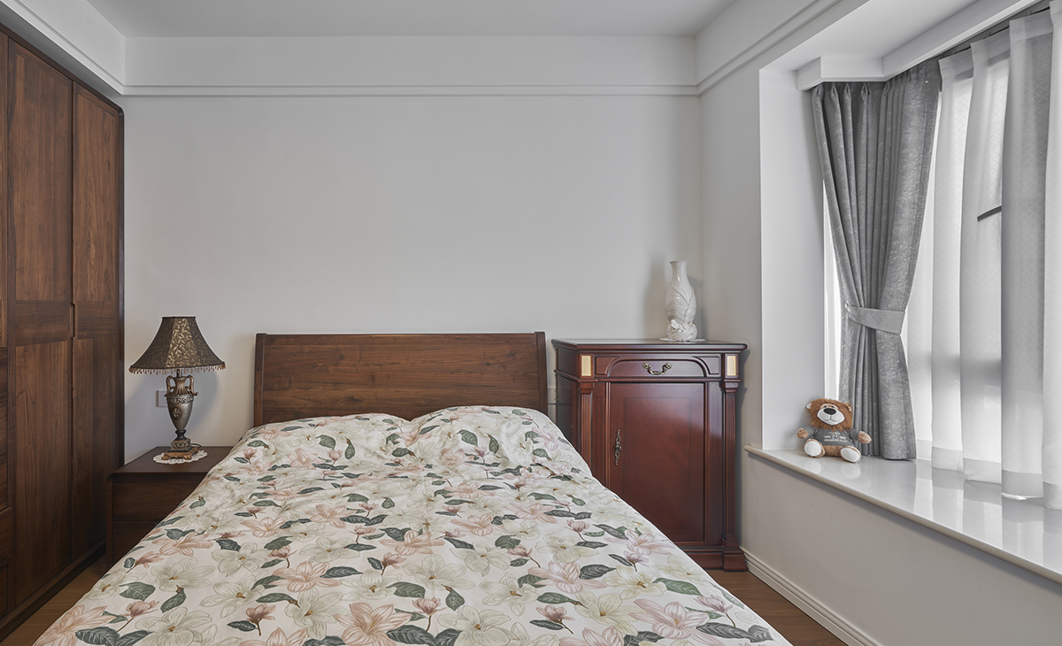 次卧是客房的空间，墙面采用白色，色彩上灵动自如，简洁明亮。