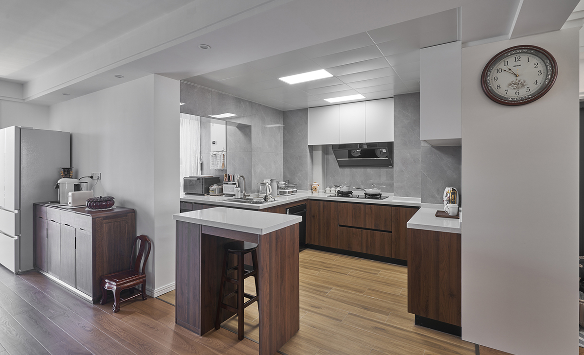 厨房与餐厅相连，采用褐色色系，使得橱柜更有质感。
