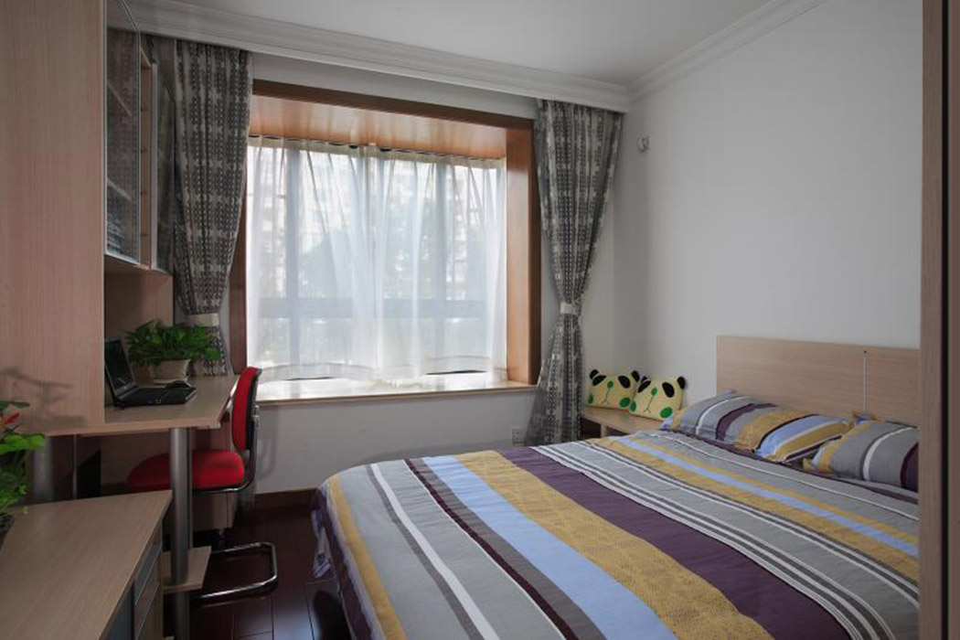 小孩房的搭配基本采用浅色的木质，洁白的墙面配合上多彩的双人床，让整个空间简洁而又跳跃。
