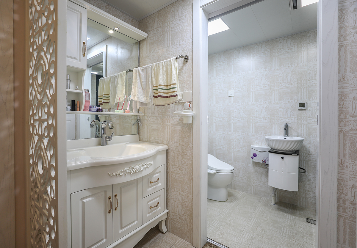 卫生间合理的划分，干湿分区欧式的洗手台，左侧做花格处理，增加了私密性同时也有足够的采光度。
