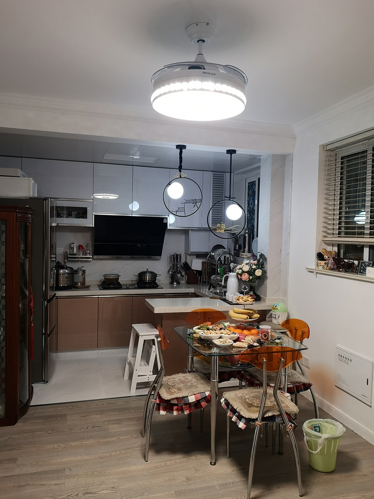 厨房采用开放式，使整个空间看起来明亮宽阔，解决了采光不足的影响。
